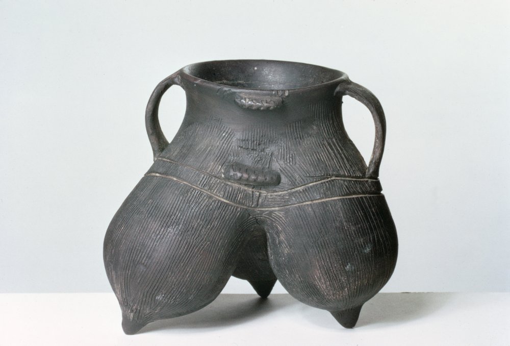 三脚器、龍山文化、紀元前2000年頃（黒い土器）
